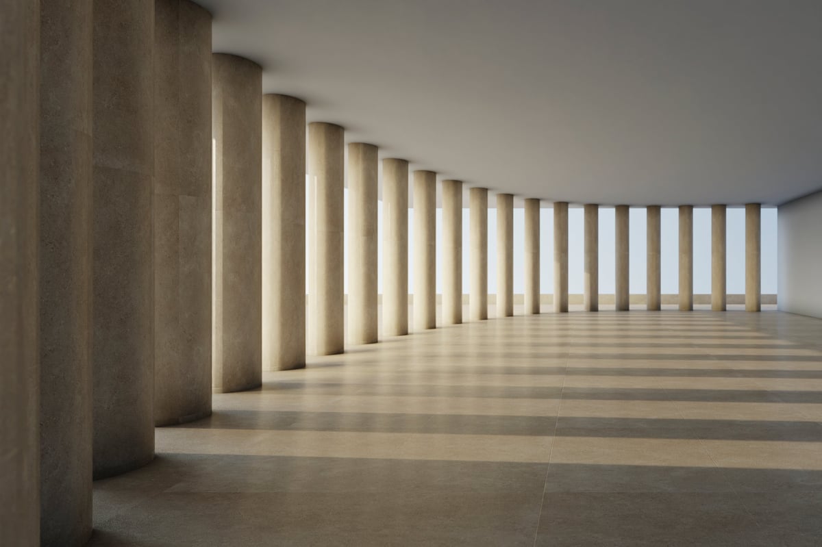Interior minimalista con columnas de concreto y luz natural